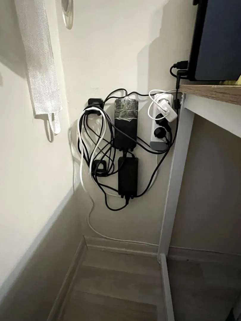 Kablo ve Adaptör Duvar Düzenleyici