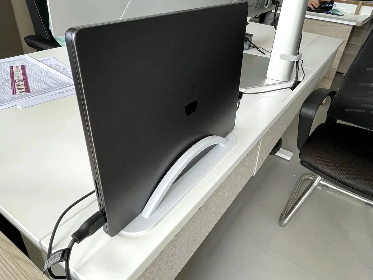 IKEA MITTZON Masa İçin Dikey Laptop Standı — gerçek baskı fotoğrafı