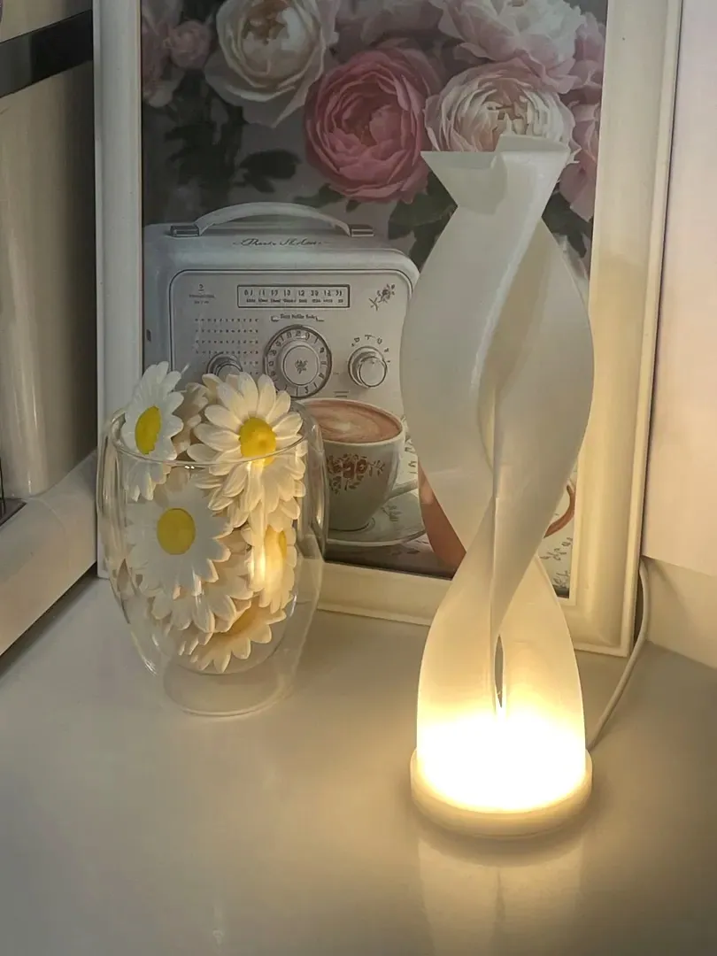 Burgulu Spiral Abajur – LED Dekor Lamba — gerçek baskı fotoğrafı