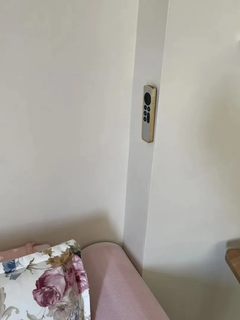 Mıknatıslı Kumanda Tutucu – Duvar Montajlı — gerçek baskı fotoğrafı
