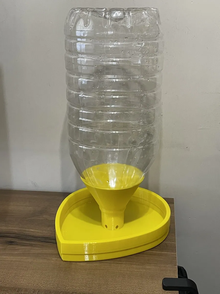 5 L Şişeli Evcil Hayvan Su Kabı – Kendiliğinden Dolan — gerçek baskı fotoğrafı