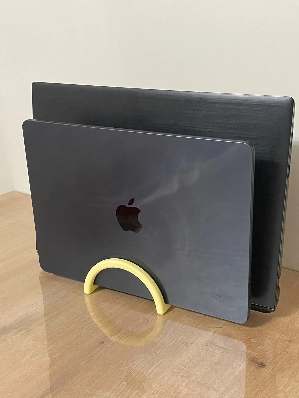 İkili Dikey Laptop Standı – 2 Yuvalı — gerçek baskı fotoğrafı