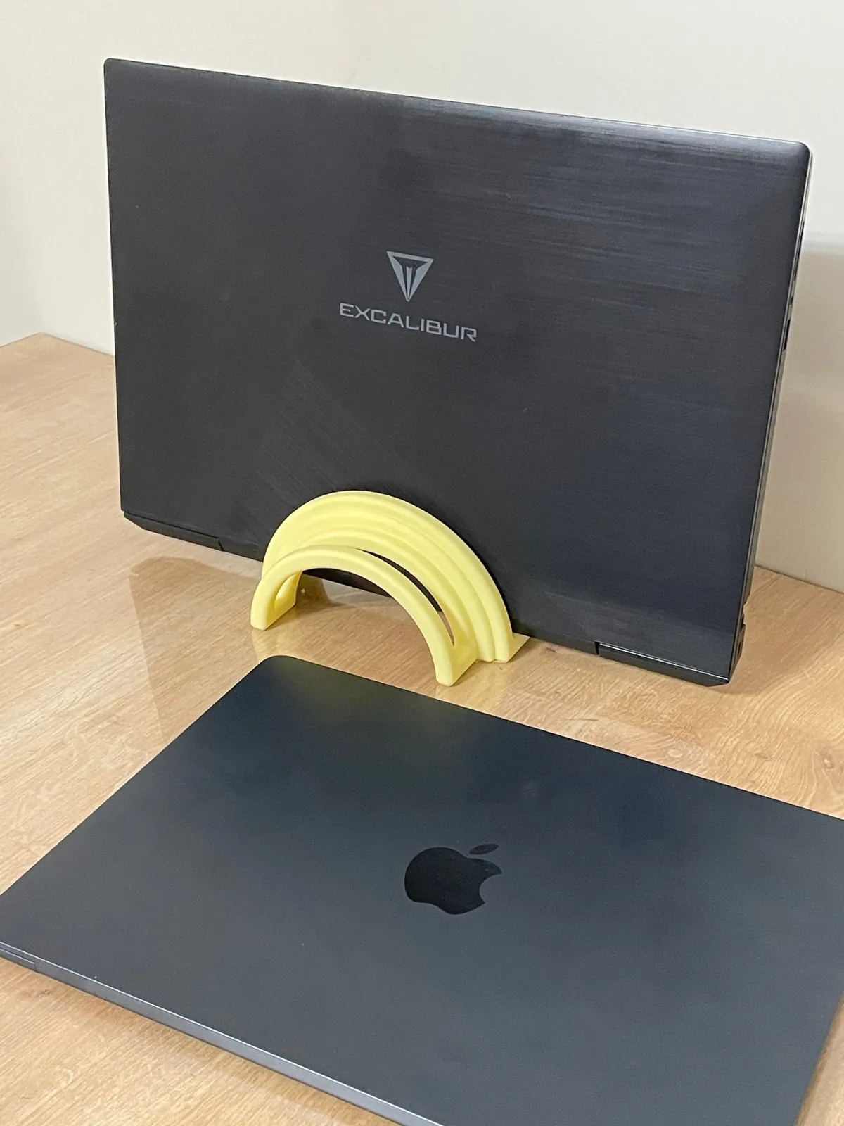 İkili Dikey Laptop Standı – 2 Yuvalı — gerçek baskı fotoğrafı