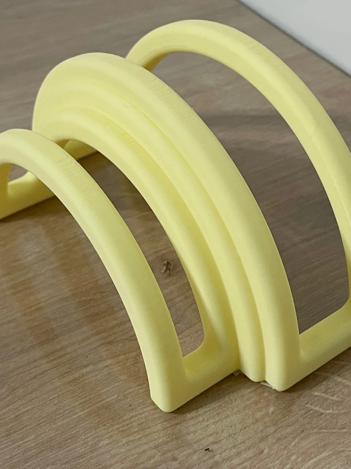 İkili Dikey Laptop Standı – 2 Yuvalı — gerçek baskı fotoğrafı