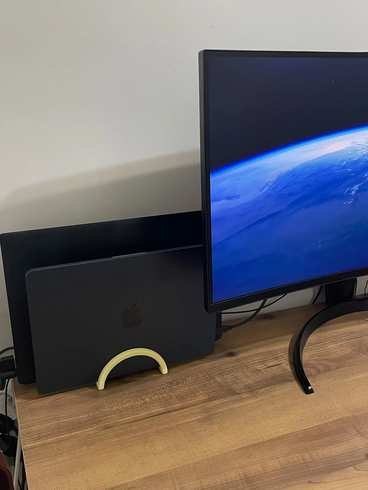 İkili Dikey Laptop Standı – 2 Yuvalı — gerçek baskı fotoğrafı