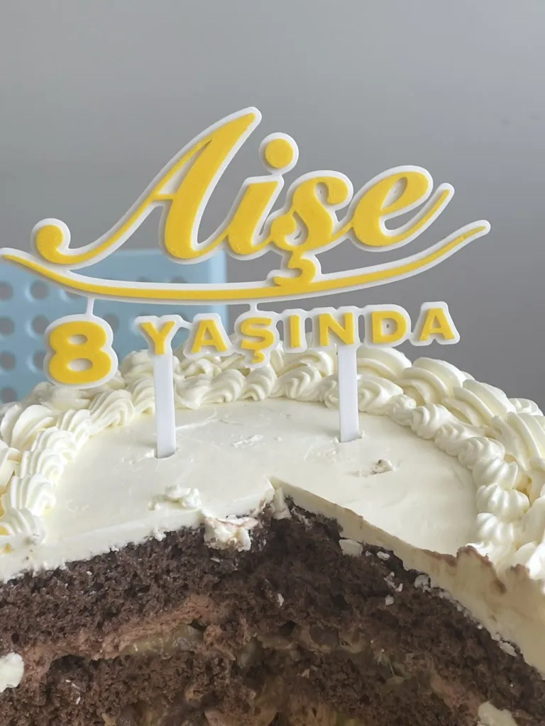 İsme ve Yaşa Özel Pasta Süsü – 2 Renk Kaligrafi — gerçek baskı fotoğrafı