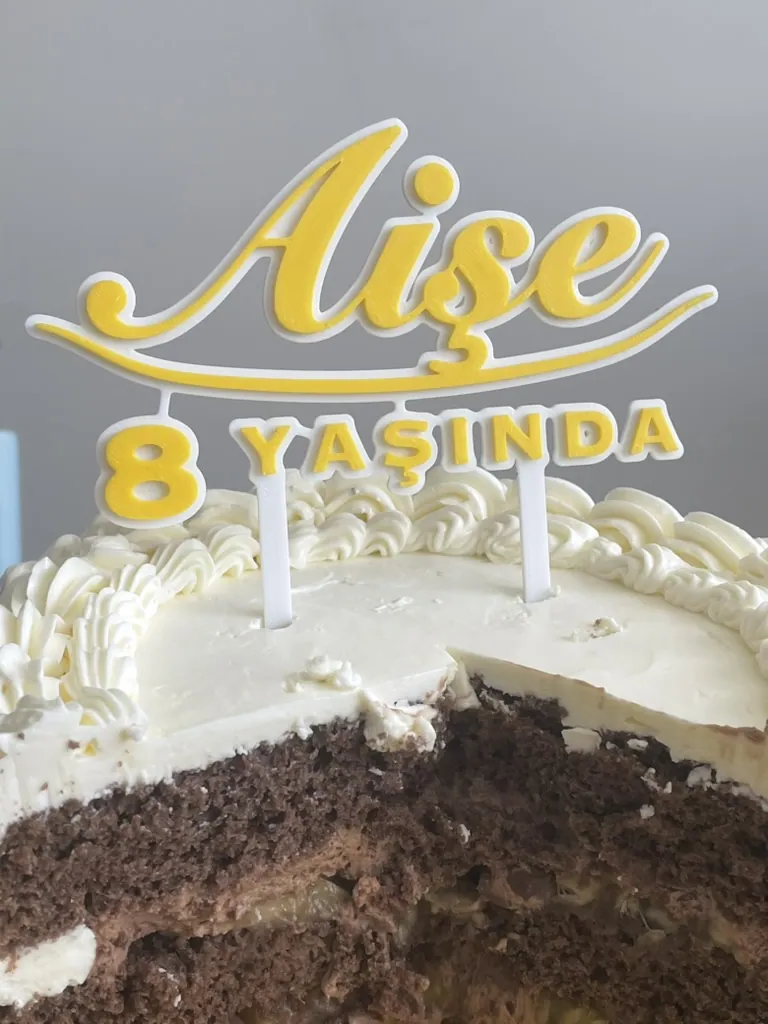 İsme ve Yaşa Özel Pasta Süsü – 2 Renk Kaligrafi — gerçek baskı fotoğrafı