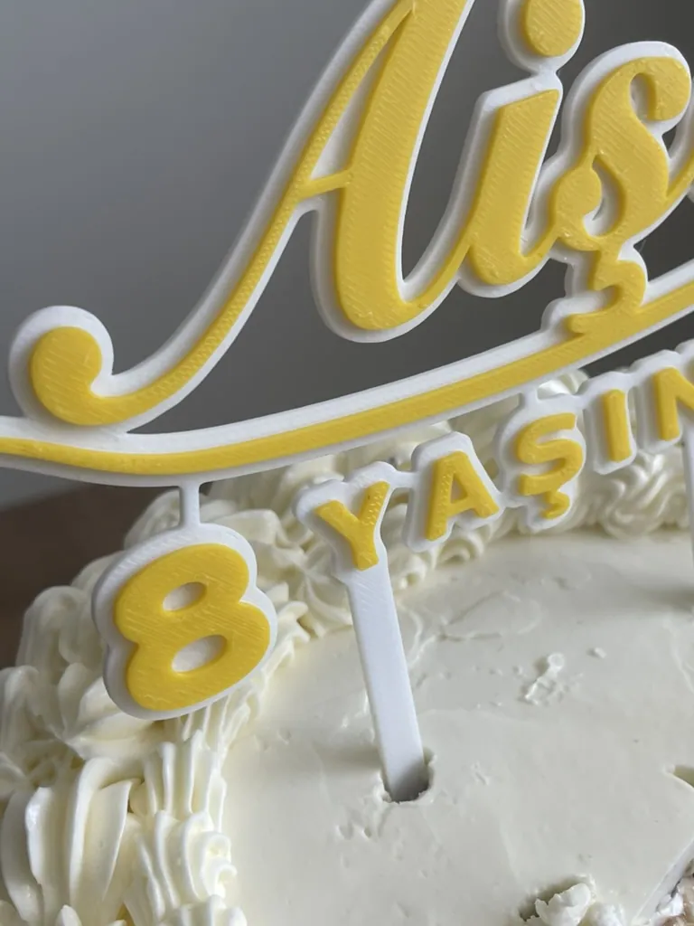 İsme ve Yaşa Özel Pasta Süsü – 2 Renk Kaligrafi — gerçek baskı fotoğrafı