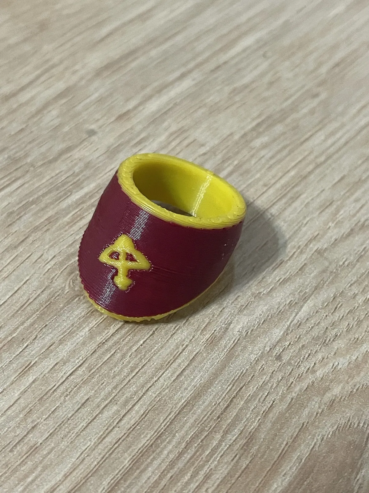 Kostüm Başparmak Yüzüğü – Yay Motifli, 14–18 mm — gerçek baskı fotoğrafı