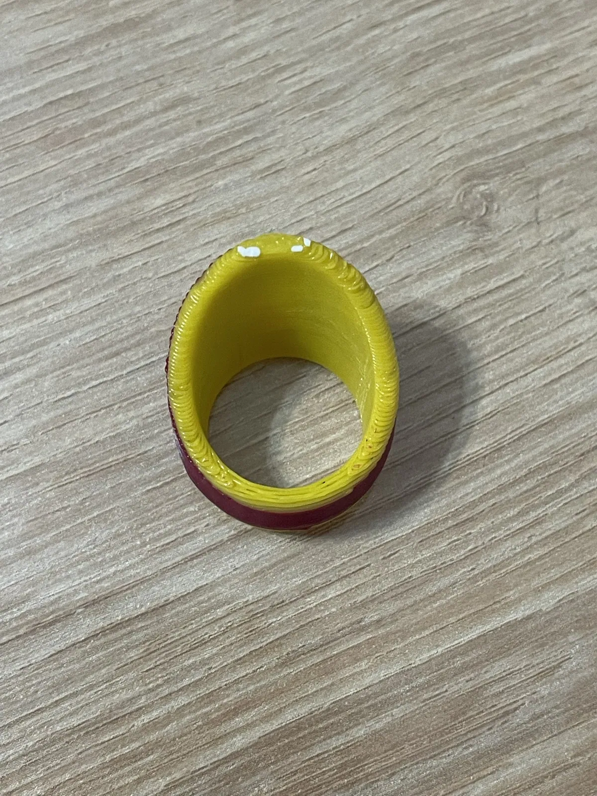 Kostüm Başparmak Yüzüğü – Yay Motifli, 14–18 mm — gerçek baskı fotoğrafı