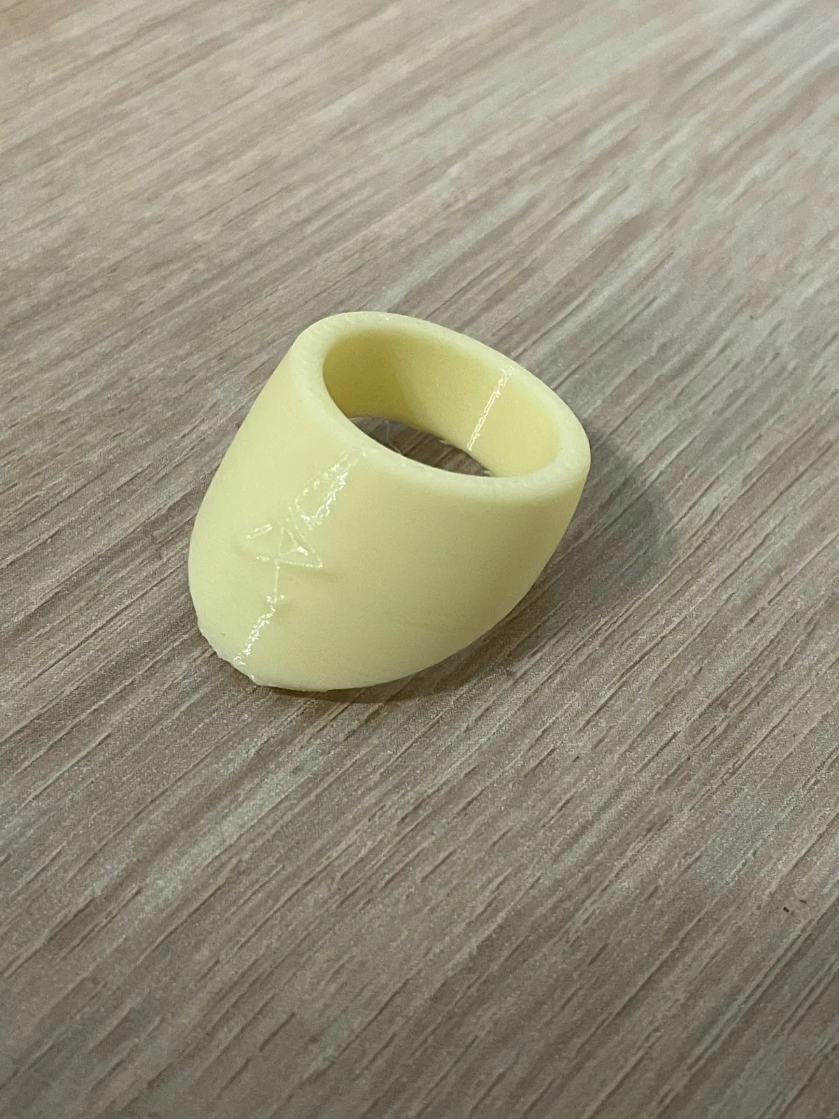 Kostüm Başparmak Yüzüğü – Yay Motifli, 14–18 mm — gerçek baskı fotoğrafı